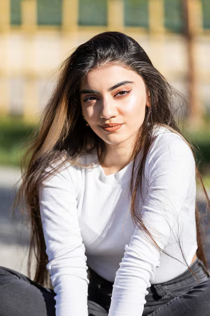 files/portrait-jeune-belle-fille-regardant-camera-confiance-photo-haute-qualite_144627-74161.avif